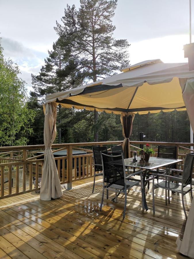 Timber Cottages With Jacuzzi And Sauna Near Lake Vaenern 卡尔斯塔德 外观 照片