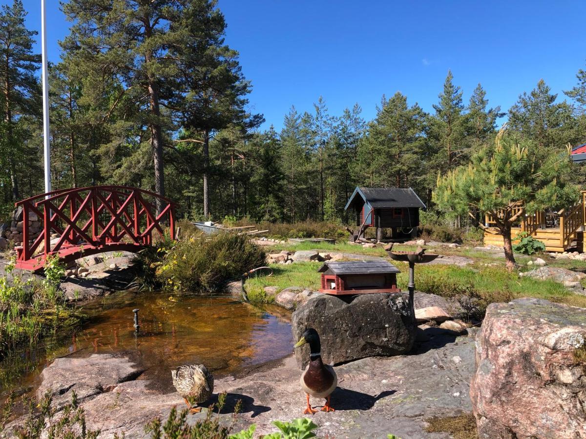 Timber Cottages With Jacuzzi And Sauna Near Lake Vaenern 卡尔斯塔德 外观 照片