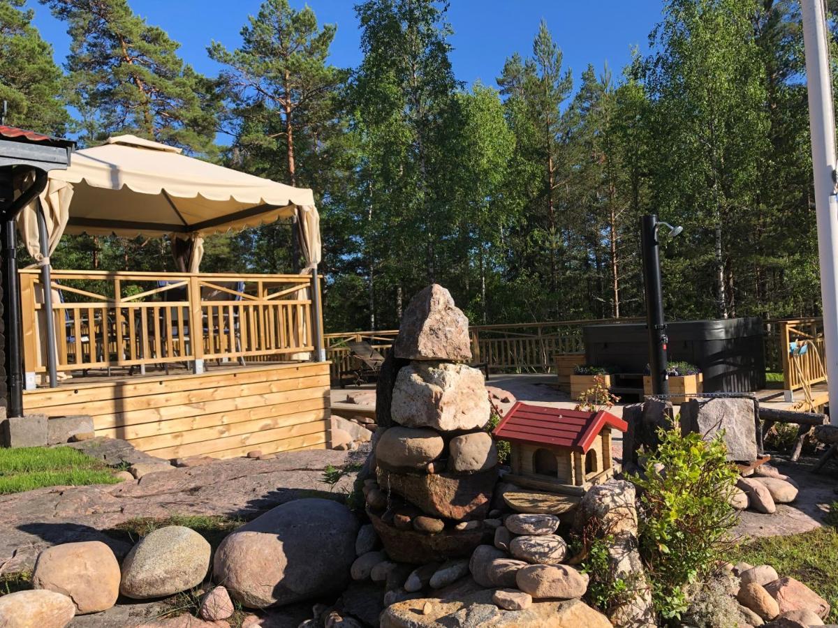 Timber Cottages With Jacuzzi And Sauna Near Lake Vaenern 卡尔斯塔德 外观 照片