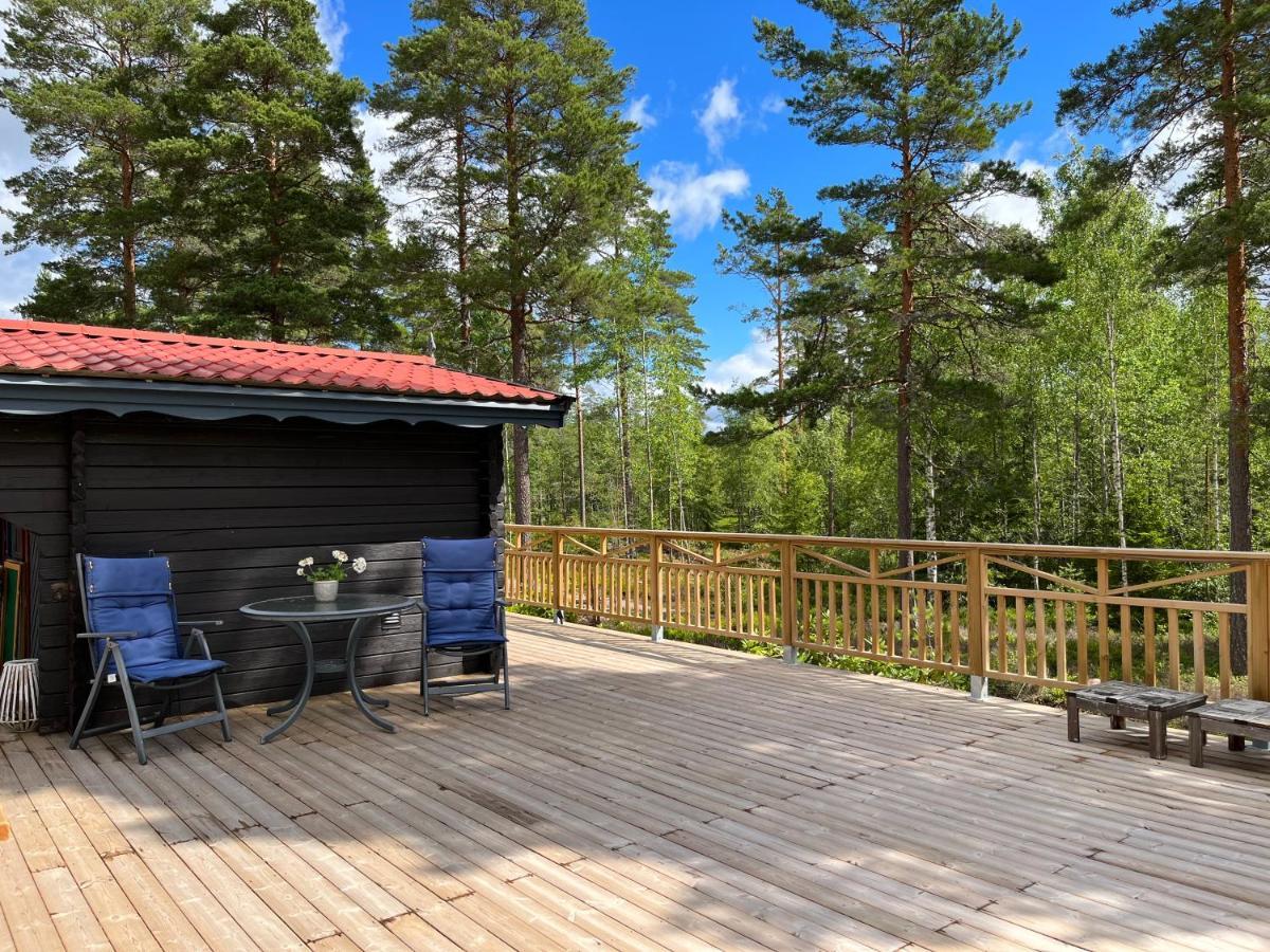 Timber Cottages With Jacuzzi And Sauna Near Lake Vaenern 卡尔斯塔德 外观 照片