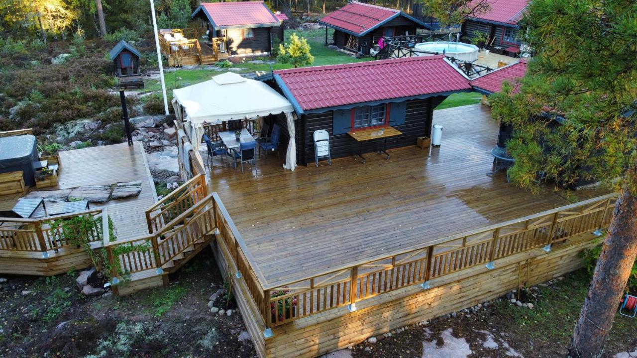 Timber Cottages With Jacuzzi And Sauna Near Lake Vaenern 卡尔斯塔德 外观 照片