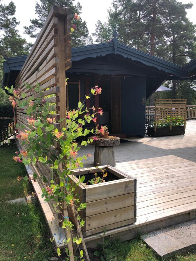 Timber Cottages With Jacuzzi And Sauna Near Lake Vaenern 卡尔斯塔德 外观 照片
