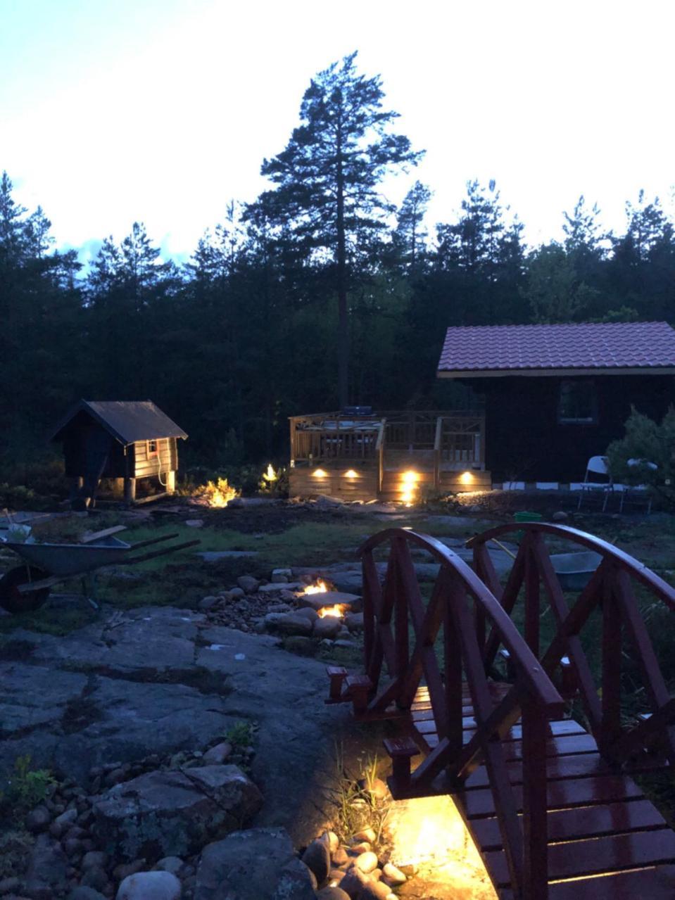 Timber Cottages With Jacuzzi And Sauna Near Lake Vaenern 卡尔斯塔德 外观 照片