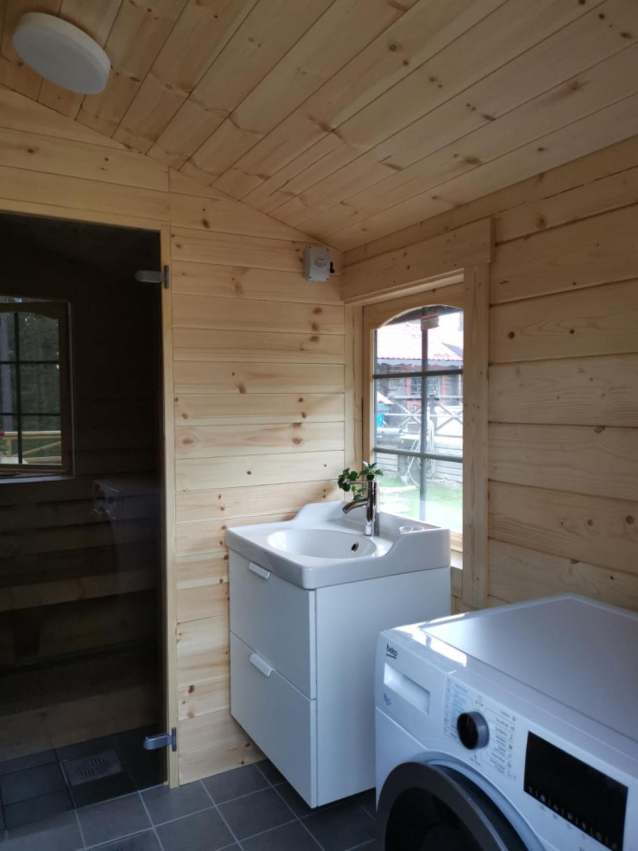 Timber Cottages With Jacuzzi And Sauna Near Lake Vaenern 卡尔斯塔德 外观 照片